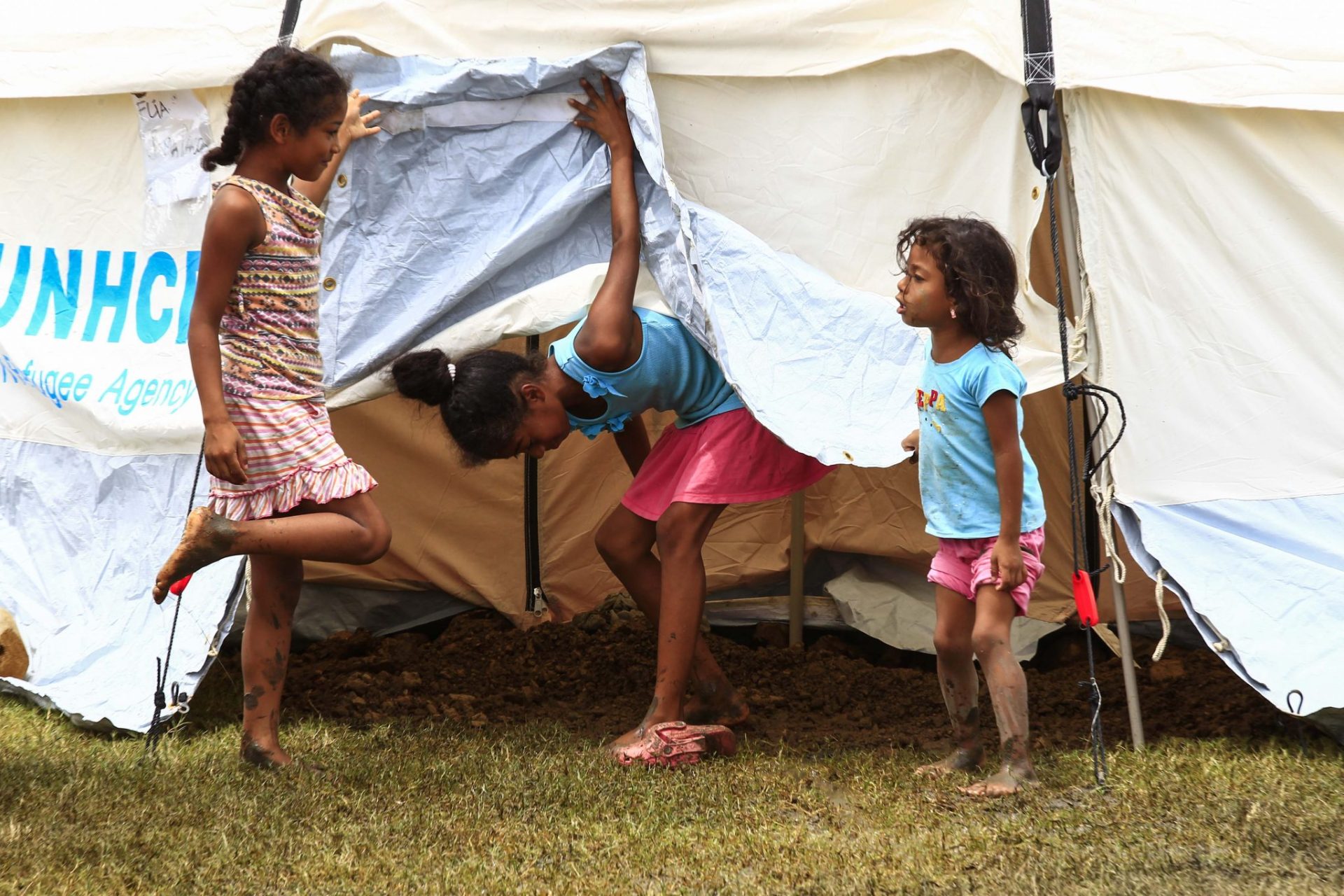 Tres niñas juegan en un centro de refugio de ACNUR para damnificados del terremoto en Pedernales (Ecuador).
