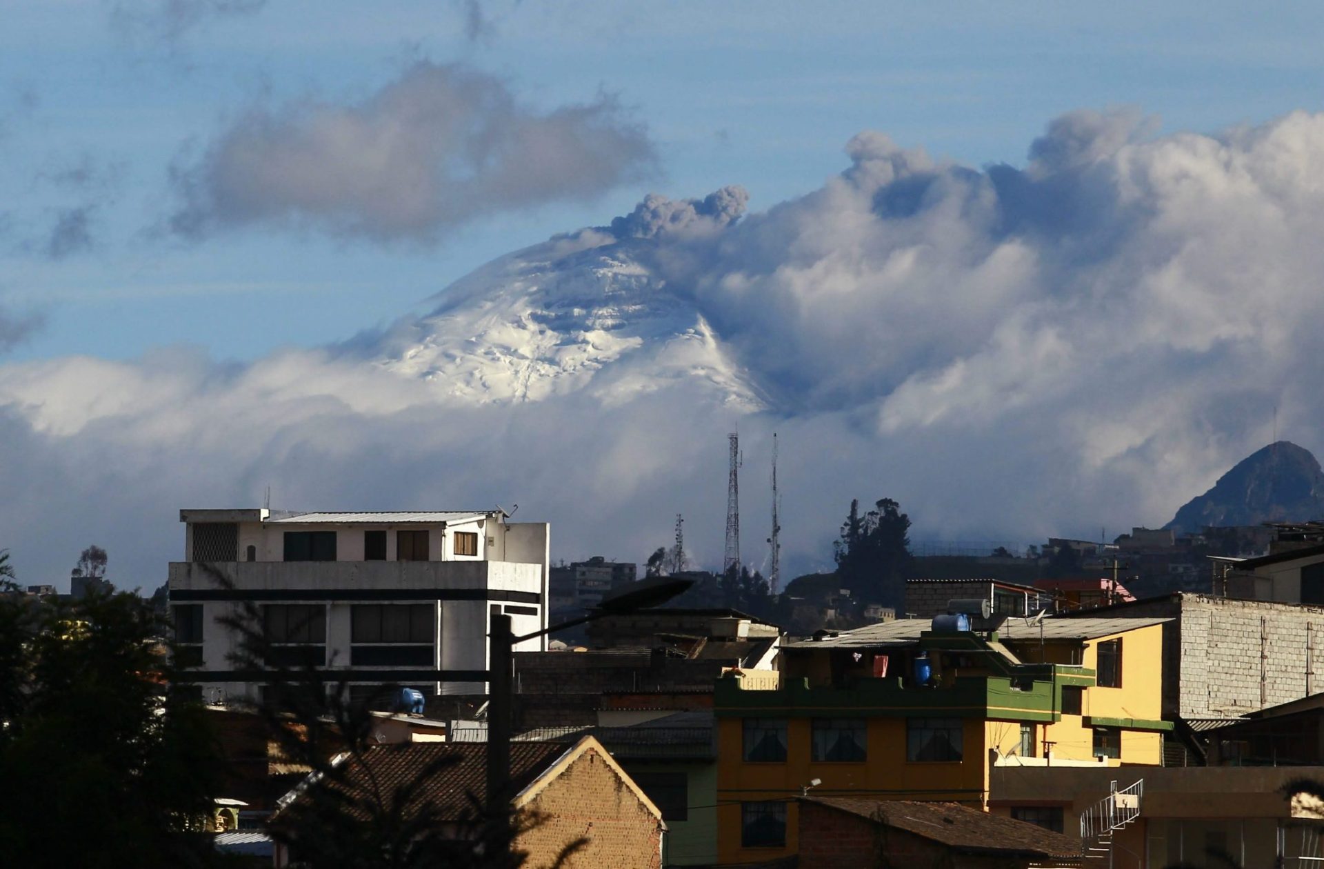 El Cotopaxi visto desde Quito, este lunes.