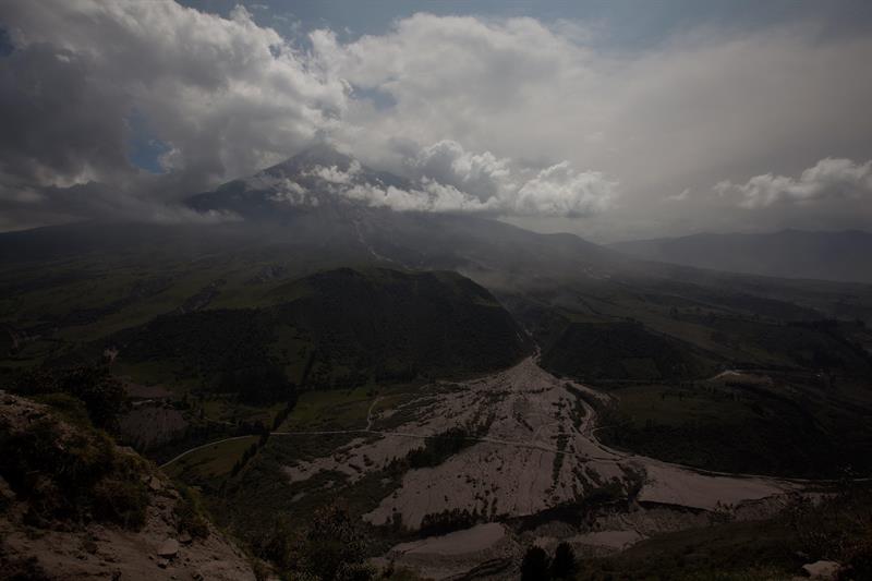 Columna de humo y ceniza expulsada por el volcán Tungurahua este 2 de febrero de 2014, en Huambalo (Ecuador).