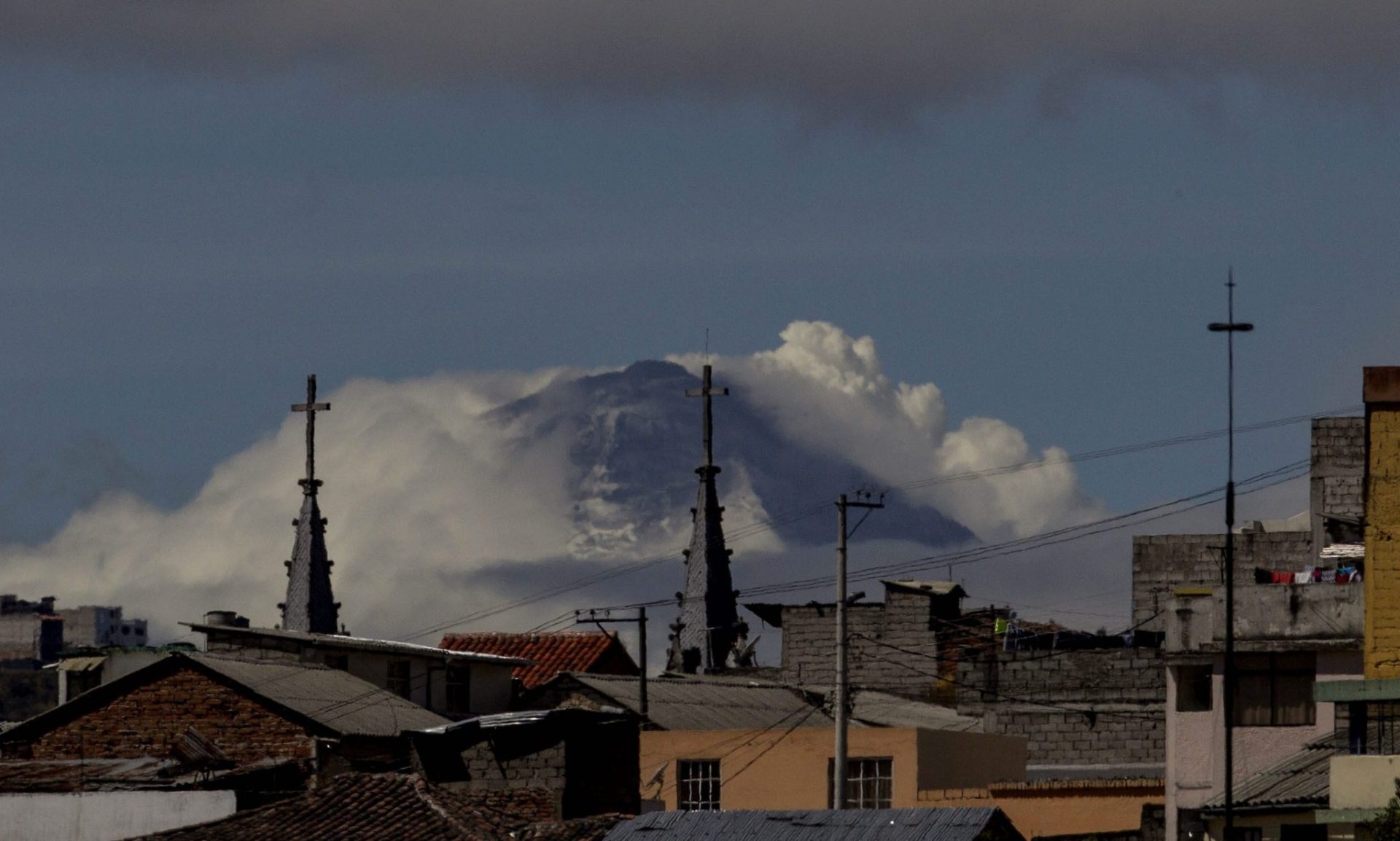 El Cotopaxi emite cenizas y la zona permanece en alerta amarilla.