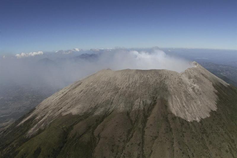 El Chaparrastique emana gases en una foto cedida por el Ministerio de Medio Ambiente y Recursos Naturales (MARN) de El Salñvador, este 1 de enero de 2014.