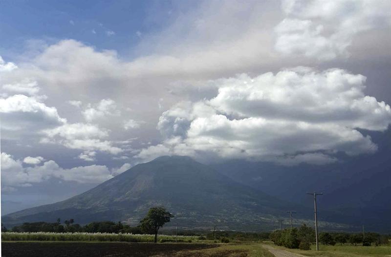El volcán Chaparrastique o San Miguel, en el este de El Salvador, lanza cenizas y humo.