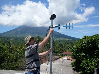 Un especialista instala un equipo de medición de gases frente al volcán Chaparrastique, en la ciudad de San Miguel, a 138 kilómetros al este de San Salvador (El Salvador).