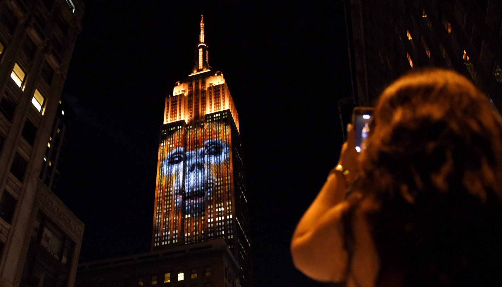 El Empire State iluminado con imágenes de animales en extinción.