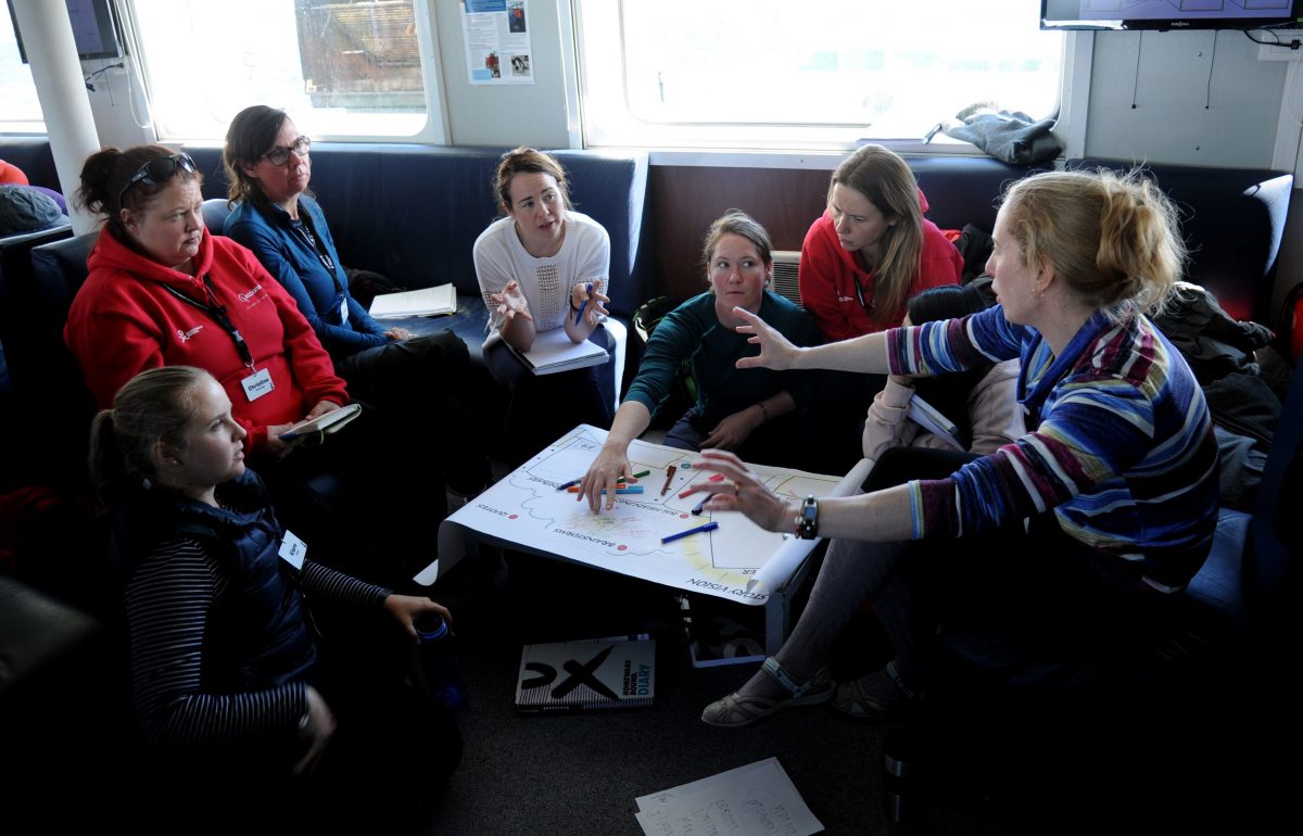 SLA REY JORGE (ANTÁRTIDA), 07/01/2018. Ejercicio en grupo sobre liderazgo a bordo del Ushuaia el pasado domingo, 6 de enero de 2018, en la isla Rey Jorge (Antártida). Binbin Wang y Li Wang, dos de las ochenta líderes científicas que recorren la Antártida en el barco Ushuaia, no caben de la alegría tras la visita inesperada a la Gran Muralla, la base de investigación china donde se ha logrado cultivar vegetales en condiciones extremas. En el día 5 de la expedición, cuando todas estaban listas para acudir a la estación argentina Carlini, hubo un cambio de última hora tras confirmarse la entrada del que es, hasta ahora, el mayor grupo de mujeres a la base china La Gran Muralla, ubicada en la isla Rey Jorge de la Antártida. EFE/ Diana Marcela Tinjacá