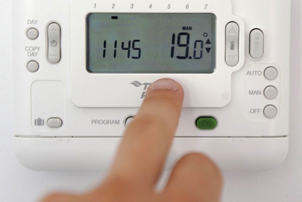 un usuario fija la temperatura de un aparato de aire acondicionado.
