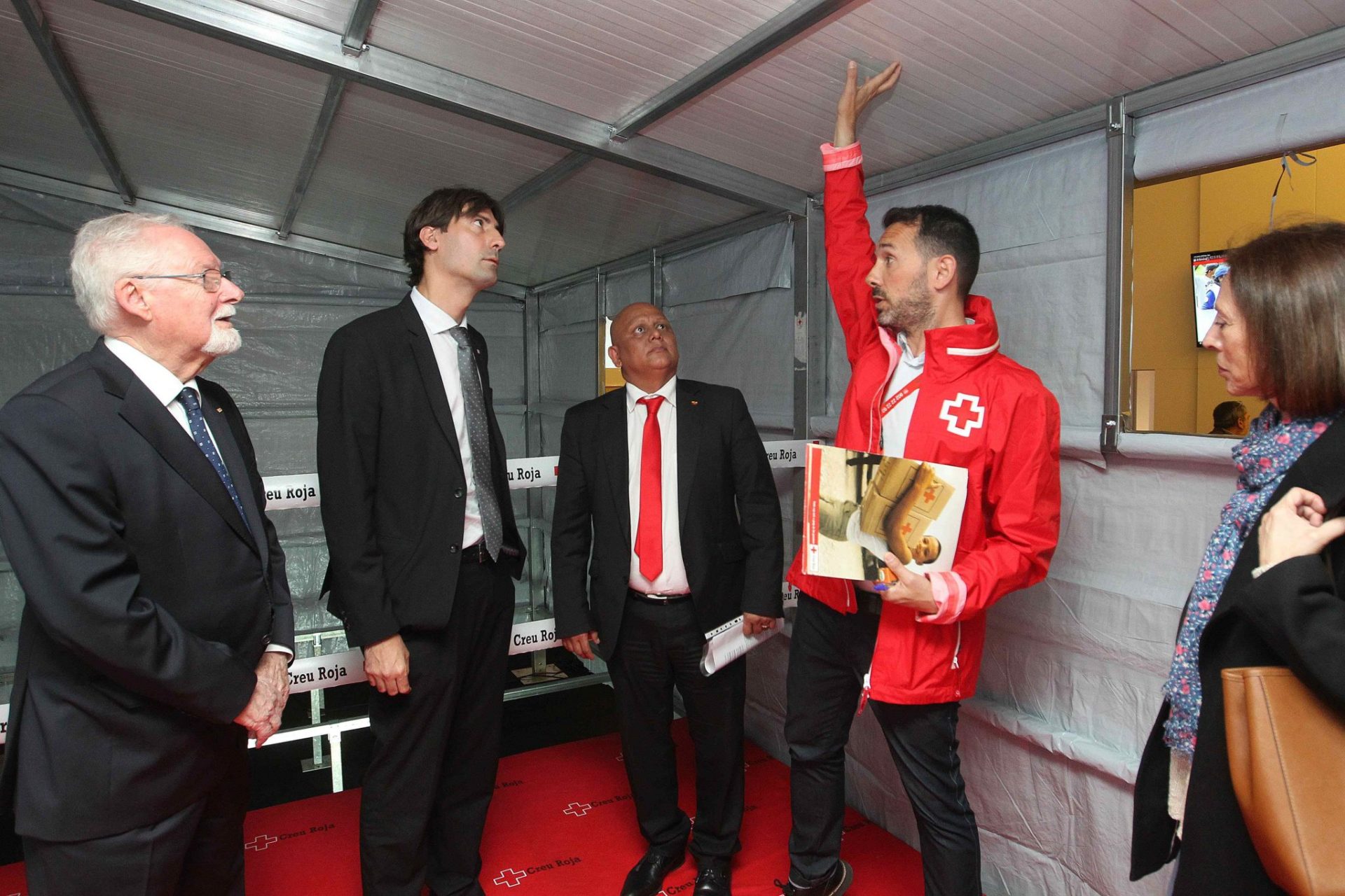 Cruz Roja Española va a enviar a Ecuador 300 alojamientos temporales de emergencia.