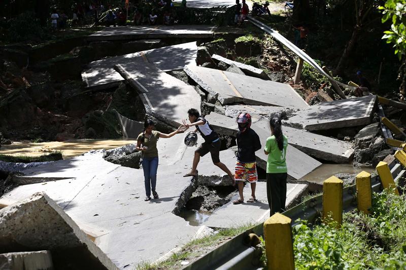 Una carretera destrozada en Loon (Filipinas) tras el terremoto de 7,2 grados registrado el martes 15 en el país.