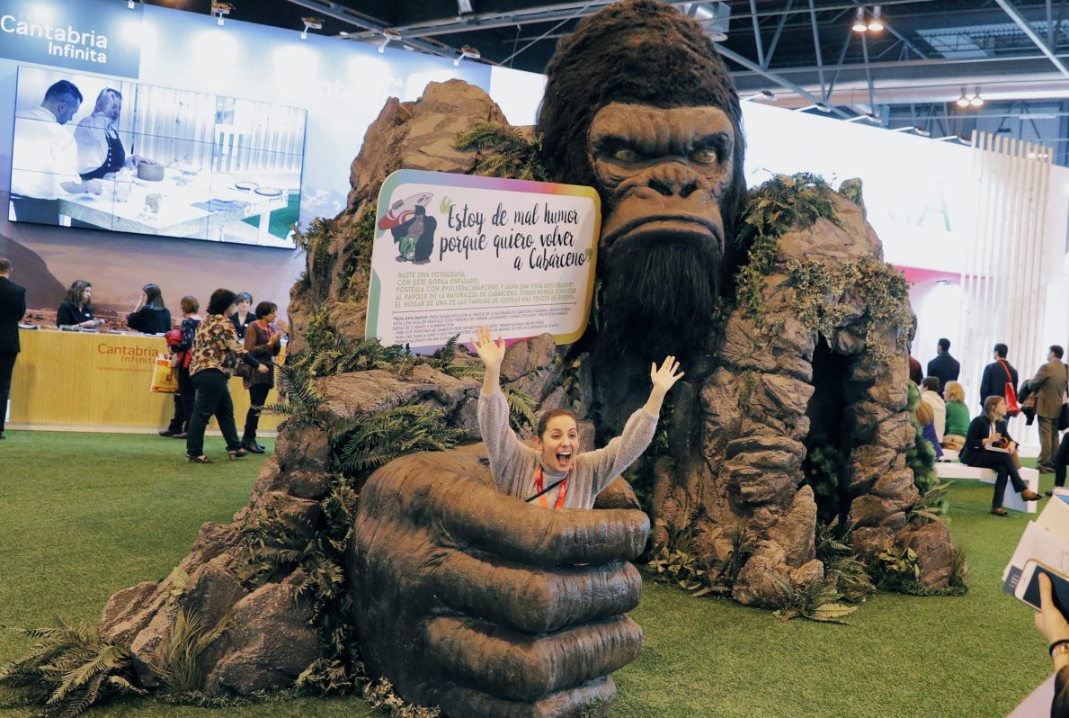 MADRID, 17/01/2018.- Una joven en el expositor del Parque de la Naturaleza de Cabárceno, en el estand de Cantabria de la Feria Internacional del Turismo (Fitur), en Madrid. EFE/ Lavandeira jr