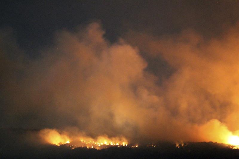 FONTANAREJO (CIUDAD REAL), 30/06/2015.- Incendio declarado esta tarde en el término municipal de Fontanarejo, en la provincia de Ciudad Real, que sigue activo y que ha quemado ya unas doscientas hectáreas de monte bajo. EFE/Mariano Cieza Moreno