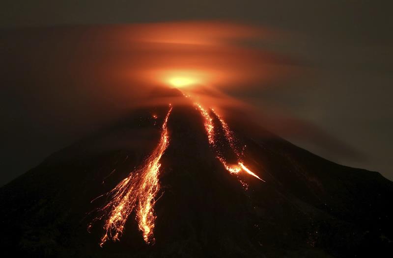 COLIMA (MÉXICO), 15/07/2015.- Vista general del Volcán de Colima en el oeste de México desde el punto "Yerbabuena".EFE/Ulises Ruiz Basurto