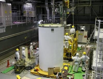 Trabajadores en el interior de la central nuclear de Fukushima en noviembre de 2013.