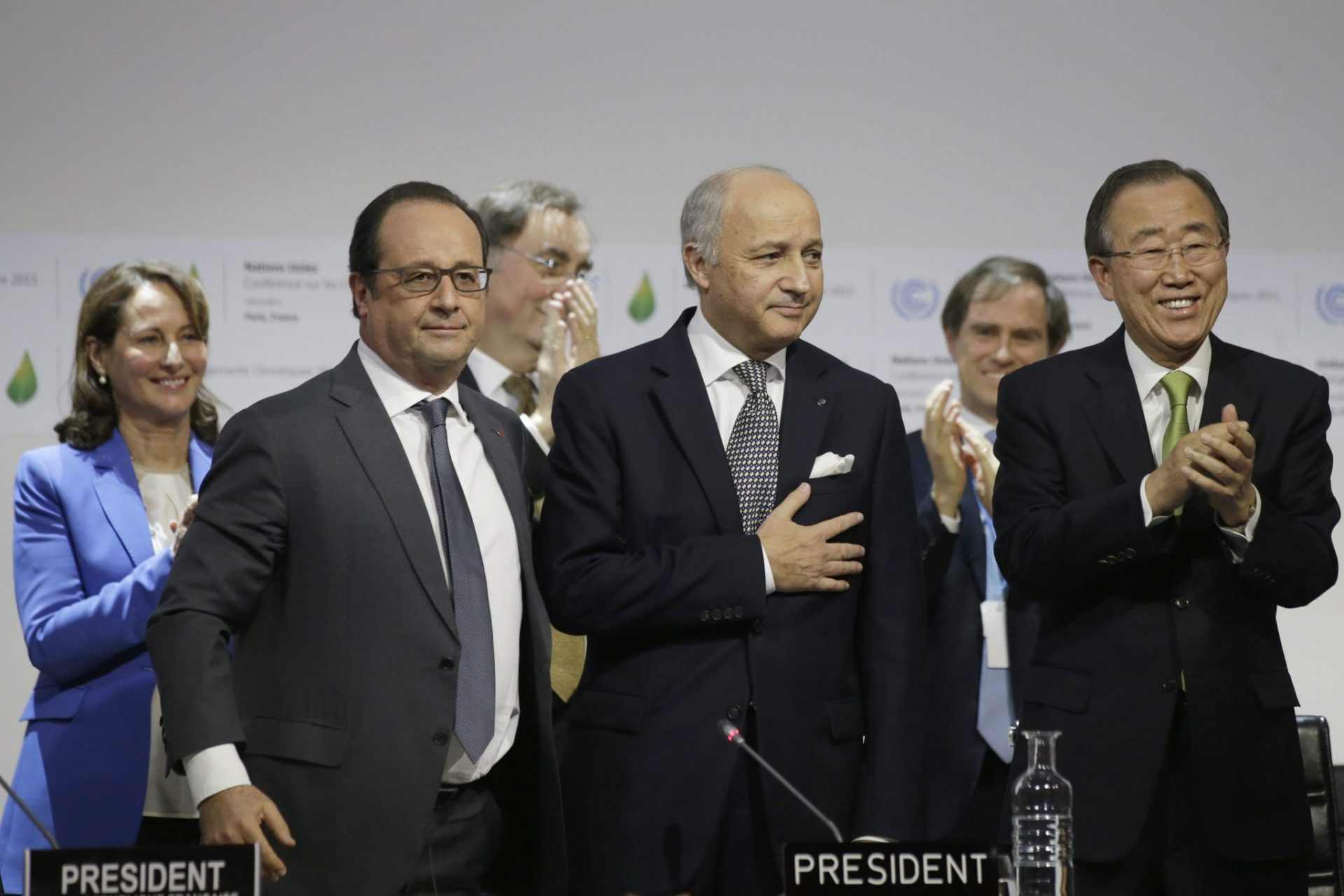 Fabius ha renunciado a la presidencia de la COP21, en la foto en la presentación del acuerdo de París.