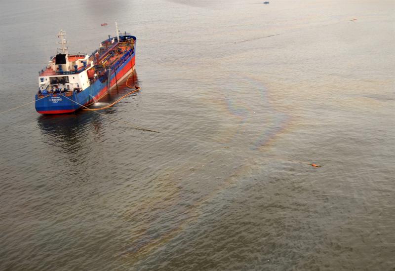 Fotografía cedida por la oficina de Guarda Costas de Filipinas (PCG) donde se ve una vista aérea de un derrame de petróleo hoy, viernes 9 de agosto de 2013, en la costa junto a la bahía de Manila (Filipinas). 