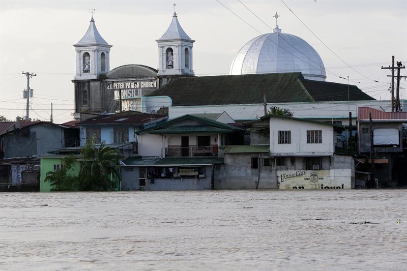 El desbordamiento del río Pampanga inunda la localidad de Apalit , en la provincia de Pampanga. 