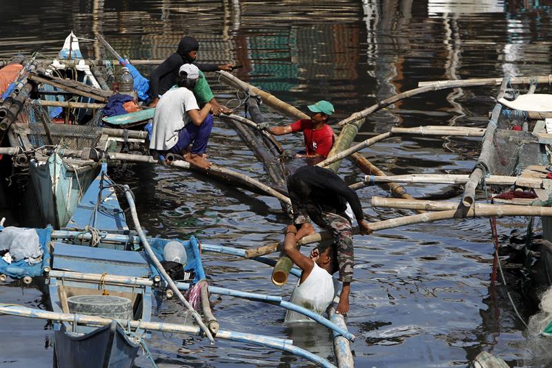 pescadores filipinos amarran los barcos ante la llegada de un supertifón