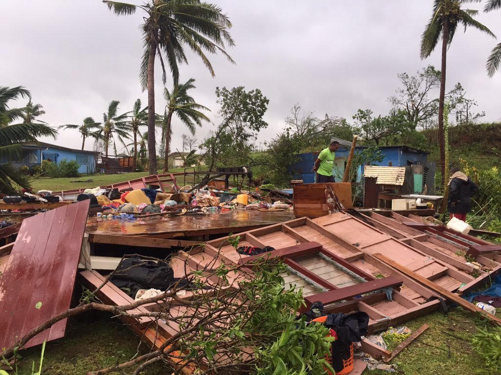 Destrozos tras el paso del ciclón Winston en las Islas Fiji.