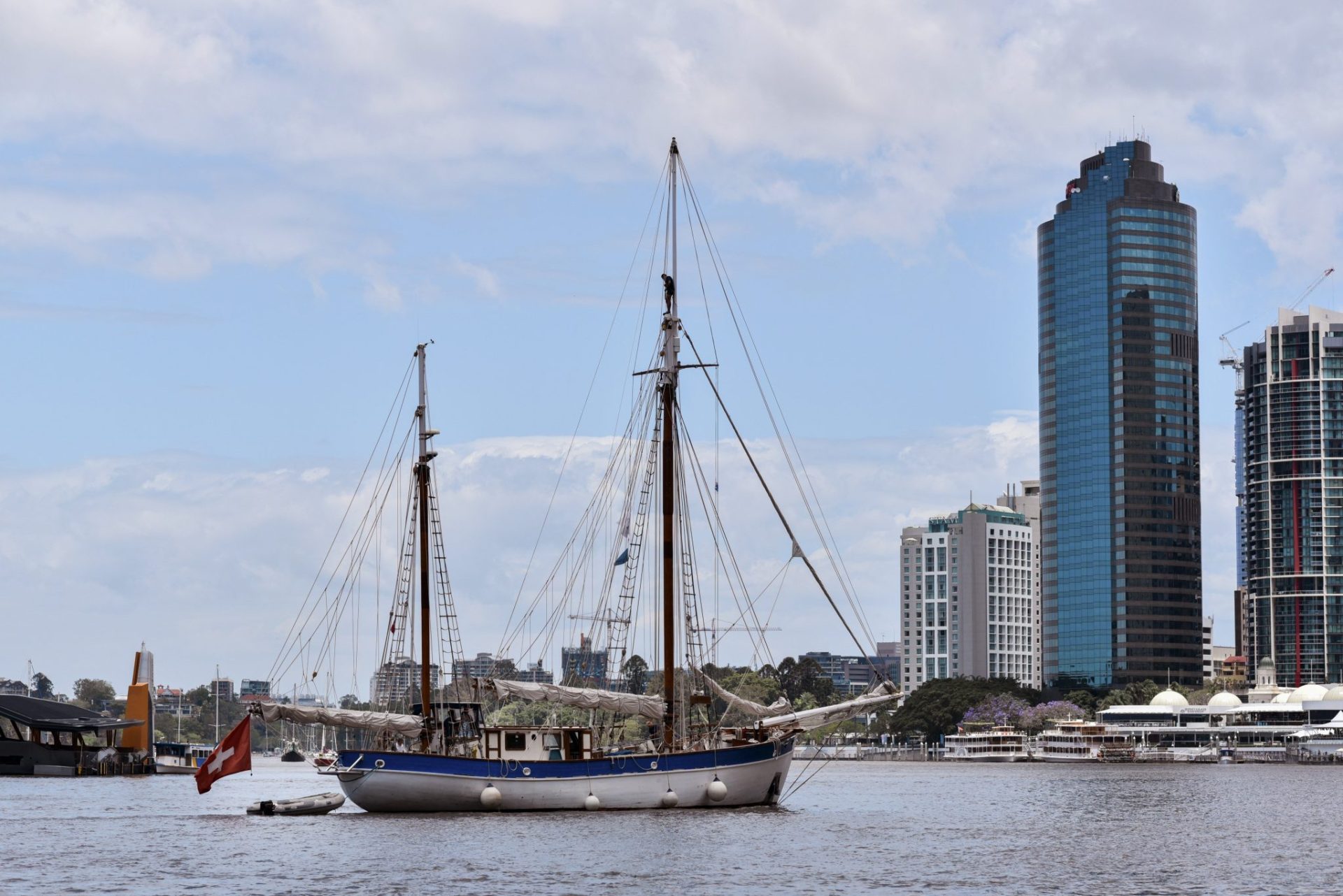 El velero "Fleur de Passion" que estudia el cambio climático en el mar, entra en Brisbane (Australia).