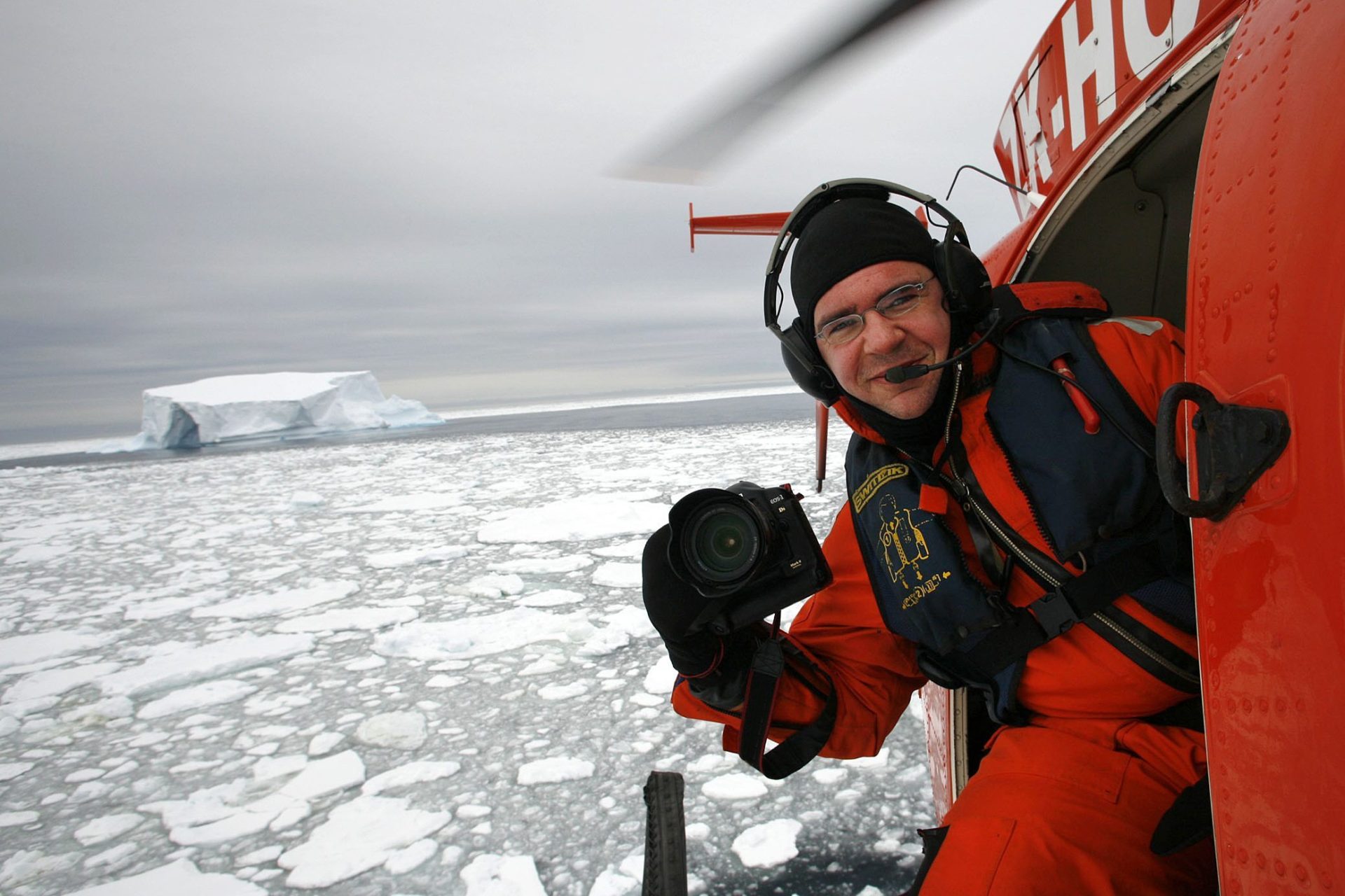 Daniel Beltrá, fotografiado por Gavin Newman, durante una expedición de Greenpeace en la Antártida. Foto © Gavin Newman. 13 de febrero de 2007. Mar de Ross, Antártida.