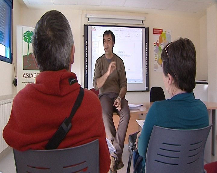 Fernando Rubio, de Incubaeco, imparte el curso de Astroturismo en Tramacastilla (Teruel) a un grupo de empresarios de turismo rural.