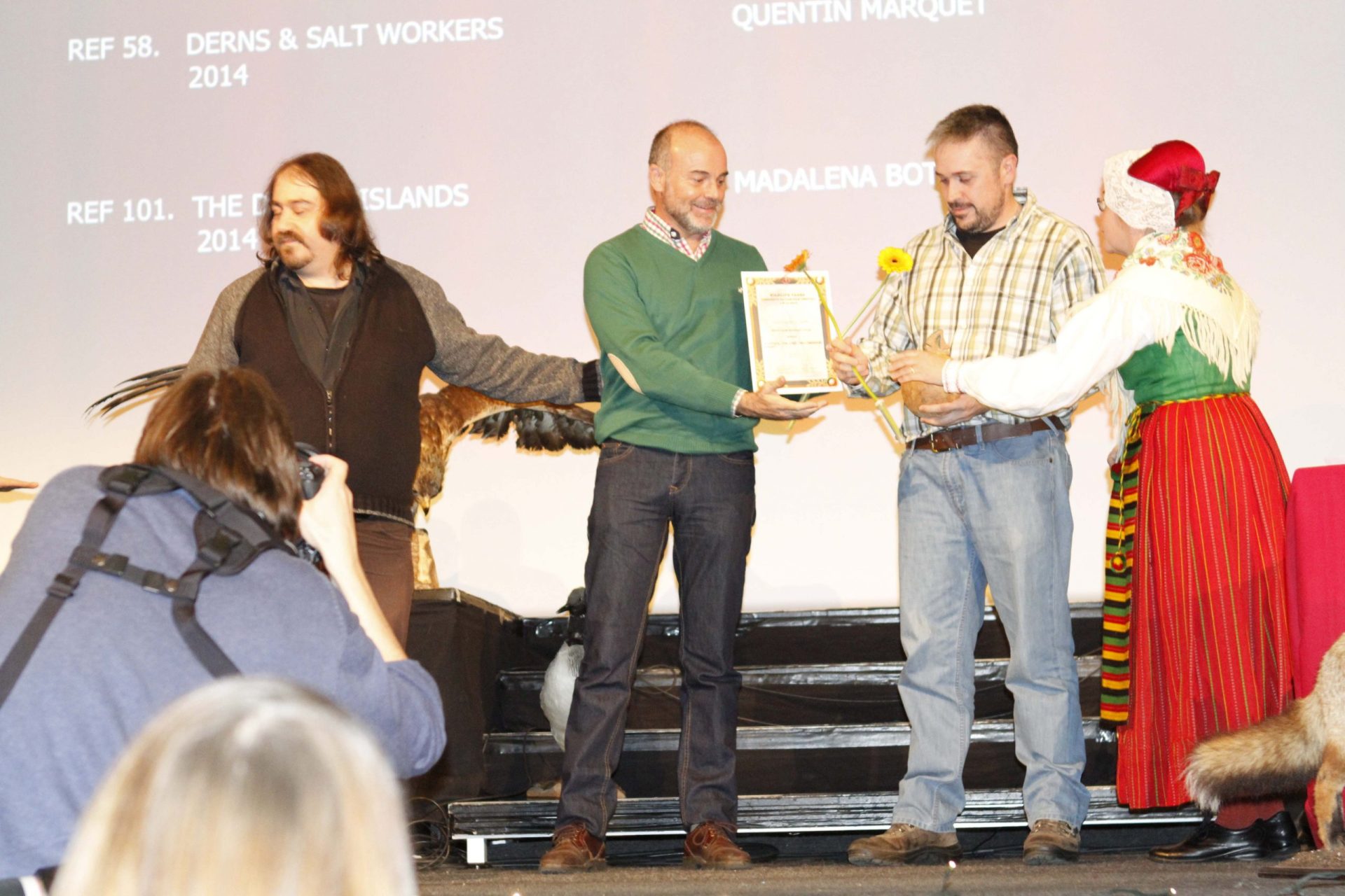 Arturo Menor (director) y Daniel Vega (guionista) representan en la entrega de premios a todo el equipo de Wildmed, en el que también ha colaborado Jose Antonio Vallejo, todos miembros de la Asociación Española de Cine e imagen Científicos ASECIC