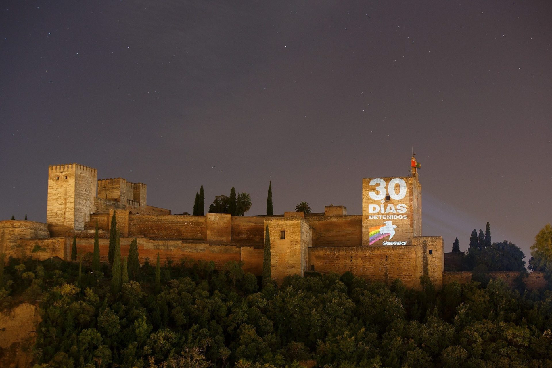 Greenpeace ha realizado esta madrugada una proyección sobre los muros de la Alhambra de Granada de varios mensajes para pedir la libertad de los 28 activistas, un fotógrafo y un cámara independientes, detenidos desde hace un mes en Rusia por manifestarse contra una explotación petrolífera en el Ártico.