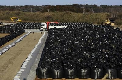 Bolsas de basura con tierra contaminada  almacenadas temporalmente en Naraha, en la prefectura de Fukushima (Japón), dos años después del desastre. 