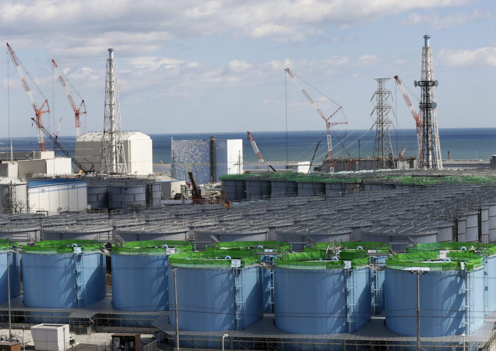 Vista de contenedores que almacenan el agua contaminada de Fukushima.