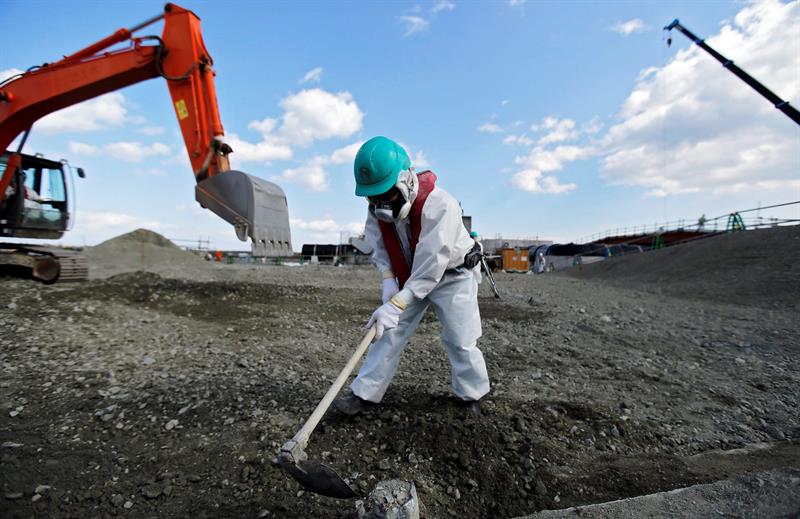 Un operario nivela el terreno en una sección de la central nuclear de Fukushima.