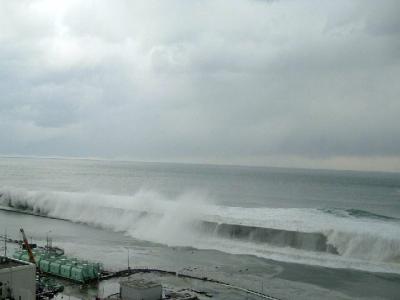 El fuerte oleaje del tsunami inunda las instalaciones de la nuclear de Fukushima en mayo de 2011, en una foto cedida por TEPCO.