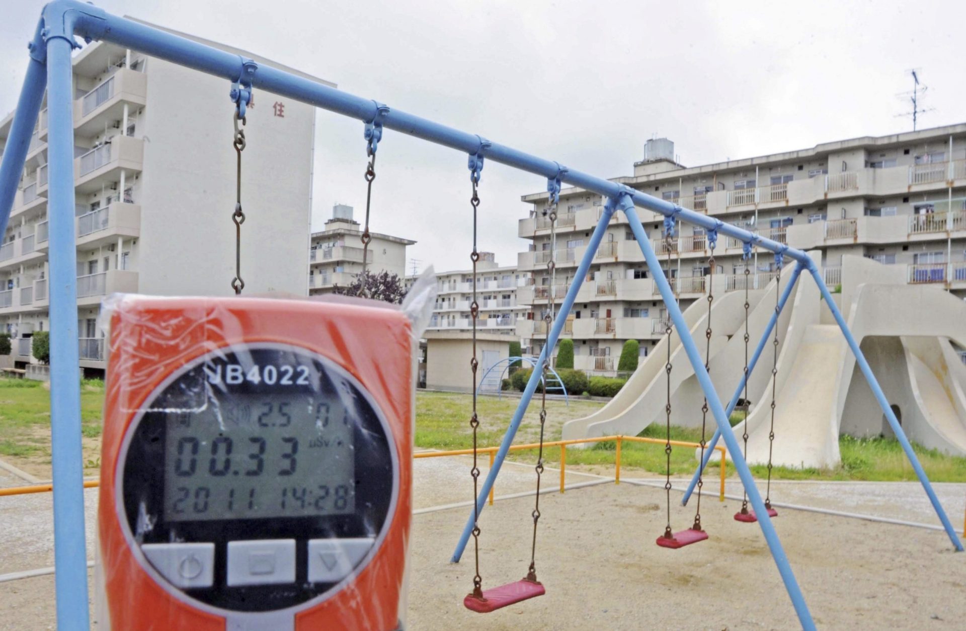 un lector de radiación en un parque infantil en Minamisoma en la prefectura de Fukushima
