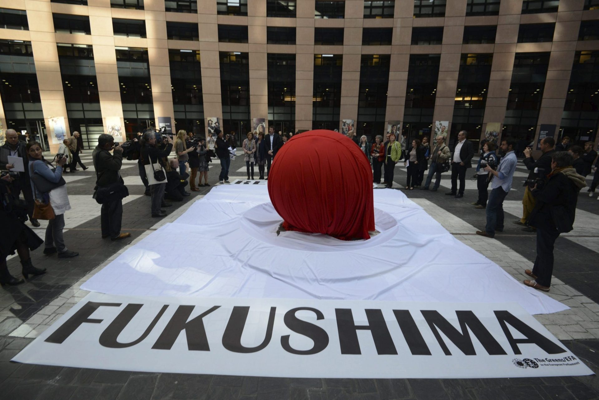 os Verdes del Parlamento Europeo recuerda con una bandera de Japón a las víctimas de Fukushima.