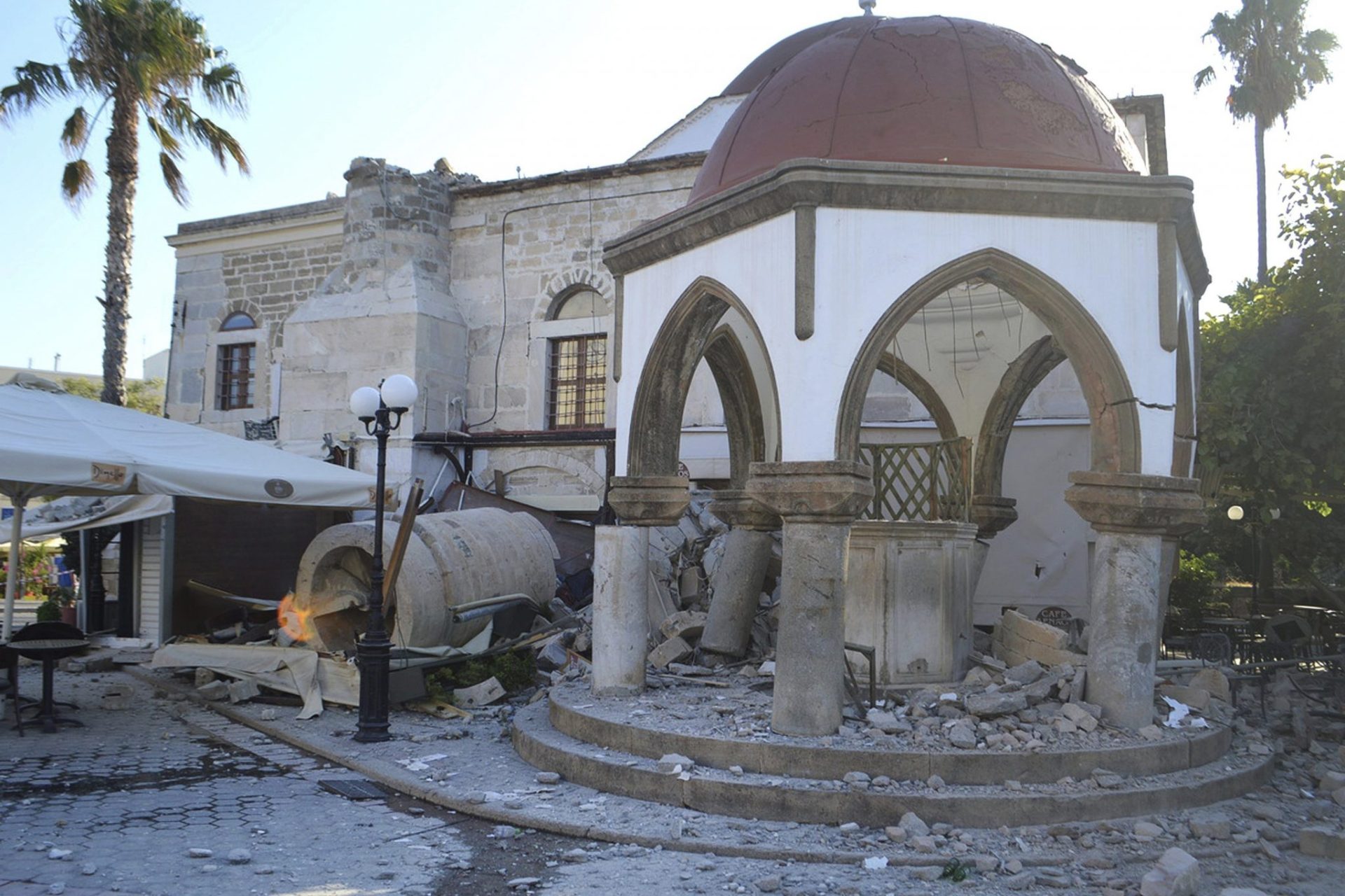 Daños por el terremoto en una iglesia de la idílica isla griega de Kos.