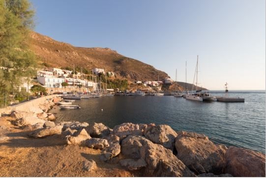 Tilos, parque natural y parada para decenas de aves migratorias. Escarpada, montañosa y con tan solo 500 habitantes, quiere ser la primera del Mediterráneo en mantenerse exclusivamente con energías renovables. 