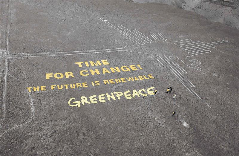 Acción de Greenpeace en Nazca (Perú) este 8 de diciembre de 2014.
