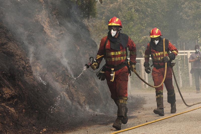 vecinos ayudan a extinguir incendio de Arbo