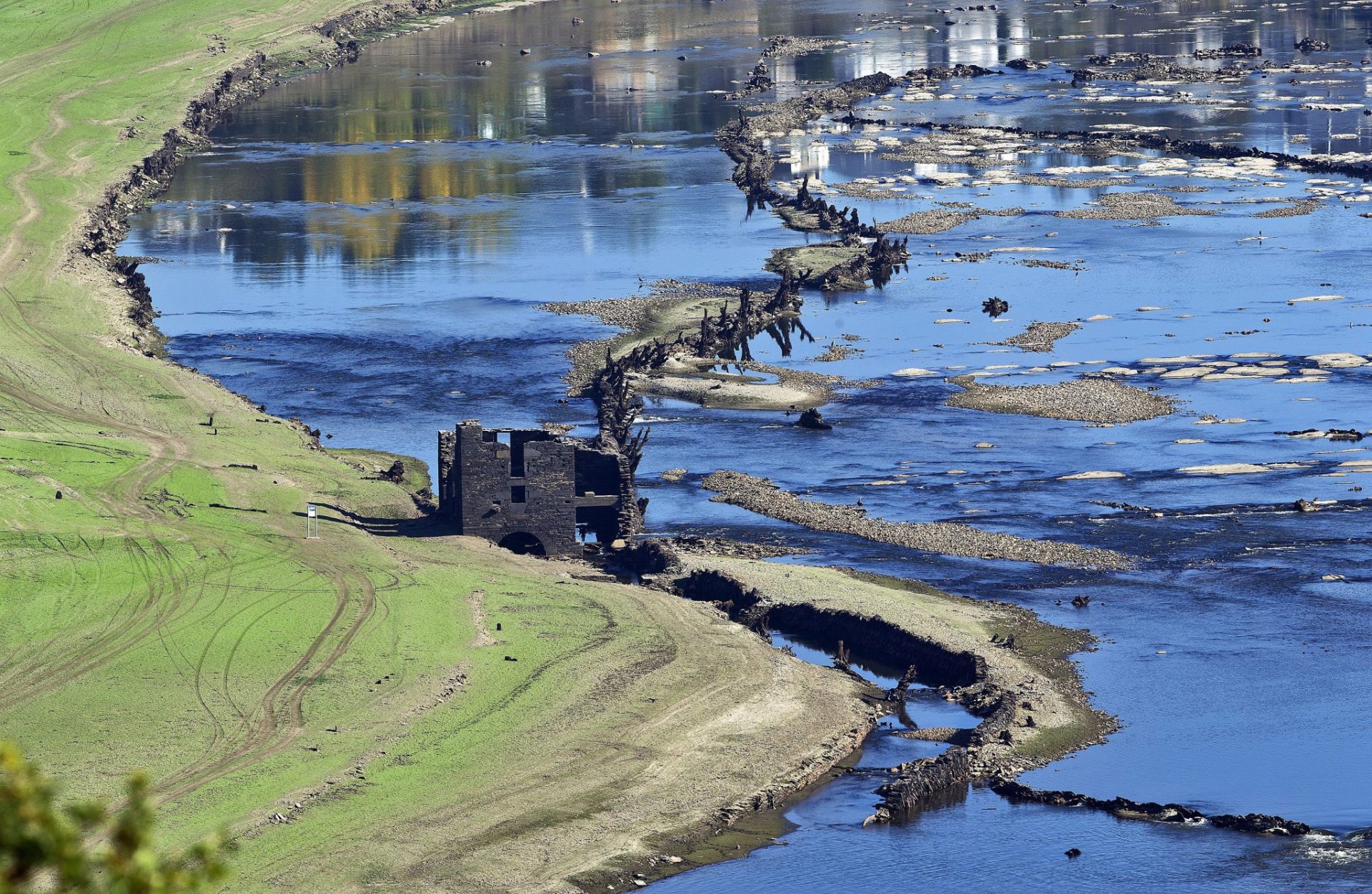 Antigua fabrica de la luz a la orilla del Miño en el Embalse de Belesar en Portomarin.