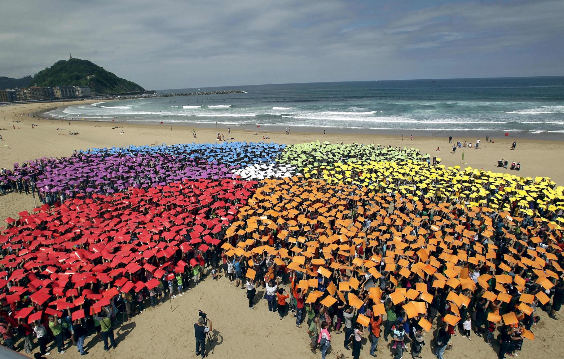 plataforma Gipuzkoa Cero Residuos forma formación en la playa de La Zurriola de un mosaico multicolor como símbolo de "esperanza y salud"