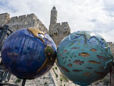 Globos del mundo, donados por la ONG Cool Globes, que simbolizan las amenazas del cambio climático, instaladas en Jerusalén (Israel).