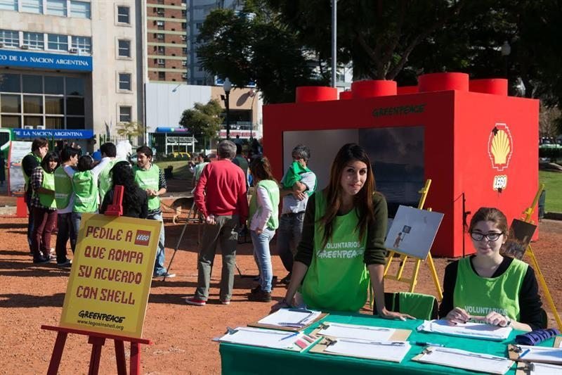 Mesa informativa de Greenpeace en su campaña "Salvá el Ártico" en Buenos Aires