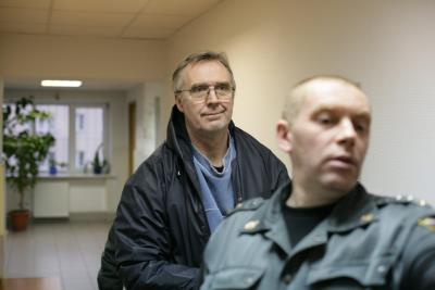 El australia Colin Russell (i), miembro de Greenpeace, en una foto cedida por esta organización, llega escoltado al juzgado de Múrmansk (Rusia) el pasado 26 de septiembre de 2013.