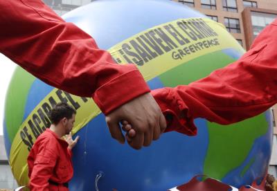 Manifestación de miembros de Greenpeace en 2009, en Ciudad de México, para pedir una política de  reducción de gases de efecto invernadero.