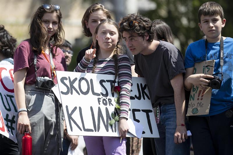 La joven activista sueca Greta Thunberg participa en una protesta de la campaña "viernes por el futuro" en Roma, Italia. EFE/Claudio Peri