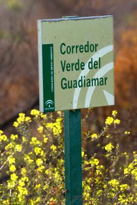 Un cartel indicativo del Corredor Verde del Guadiamar.