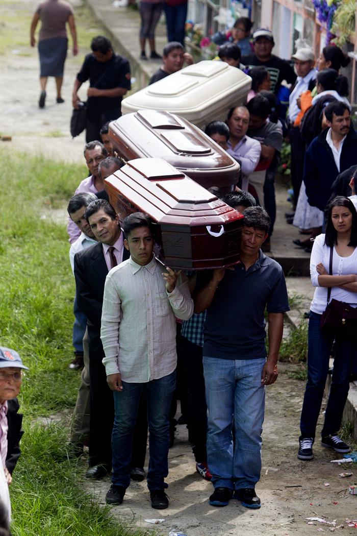 Entierro de víctimas del deslizamiento de tierra.