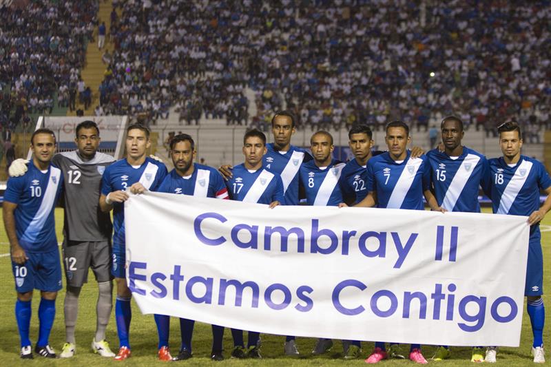 La selección de fútbol de Guatemala muestra su solidaridad con las víctimas del alud en un partido contra Honduras. 