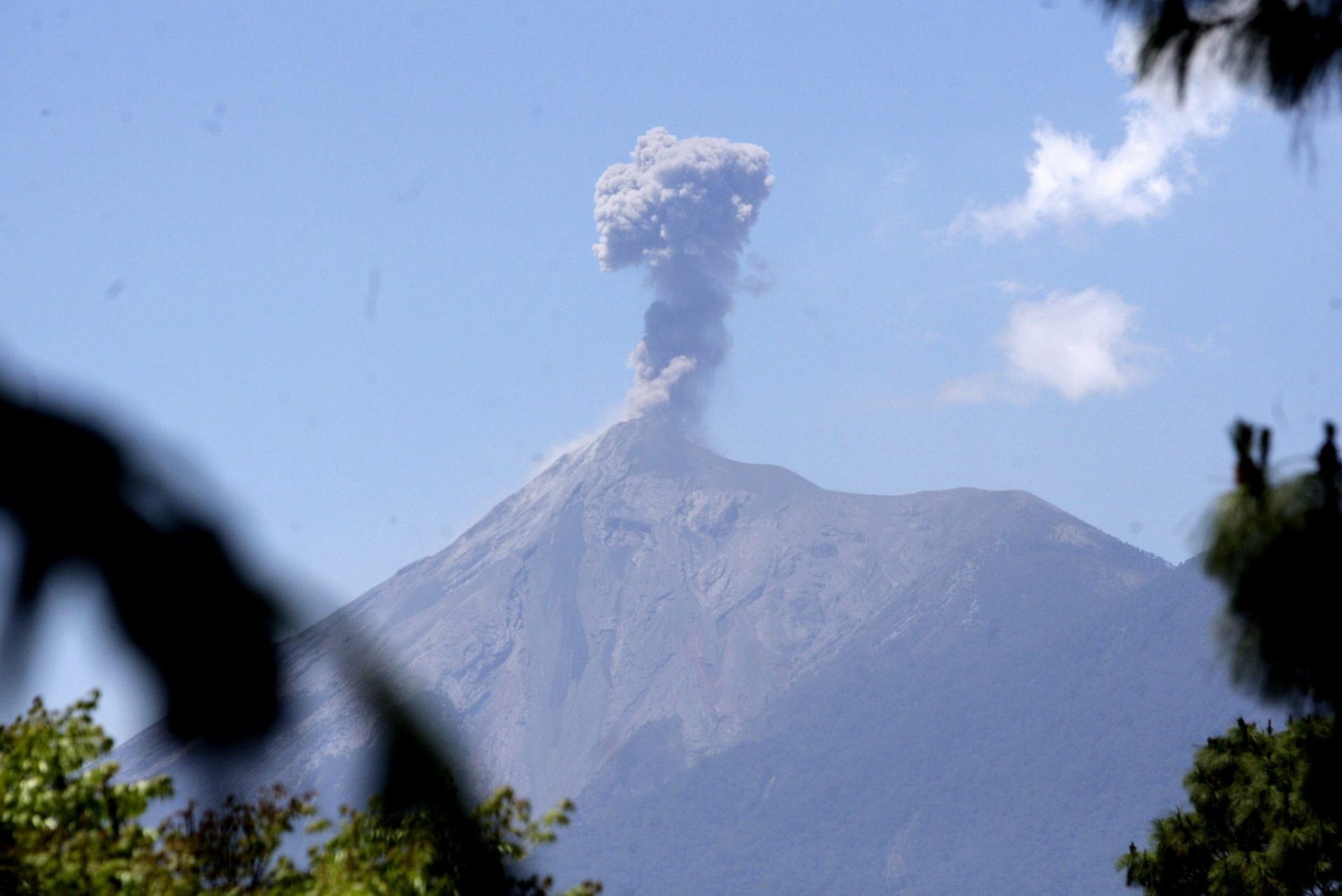 columna de humo sale del volcán Fuego en Guatemala.
