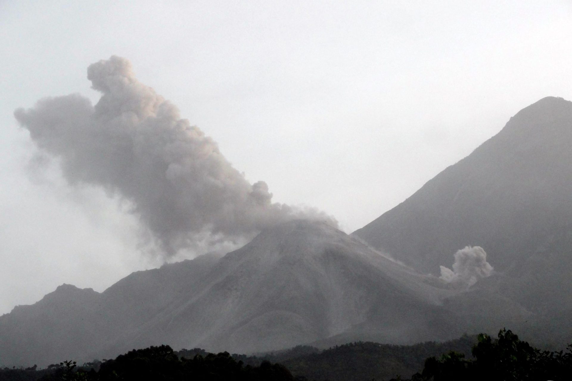 El volcán guatemalteco Santiaguito entró en erupción este domingo.