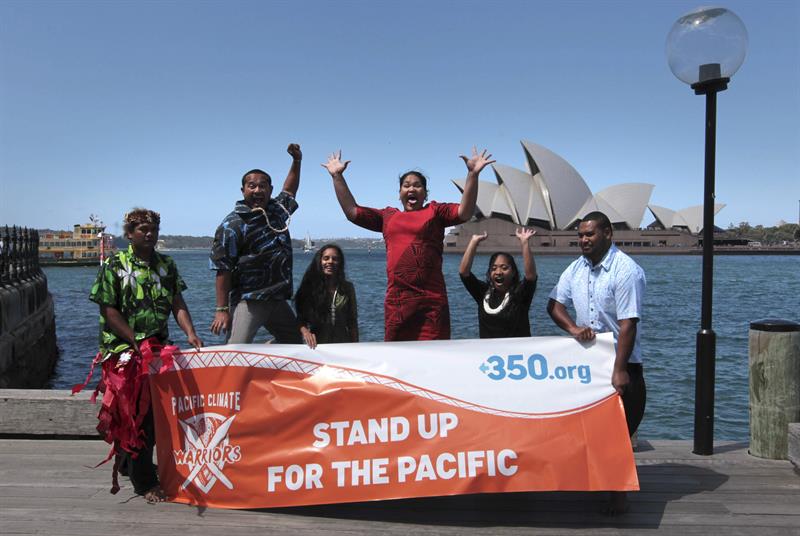 "Guerreros climáticos", organización que aglutina a jóvenes de 13 naciones del Pacífico Sur, que viajaron en canoas tradicionales a Australia