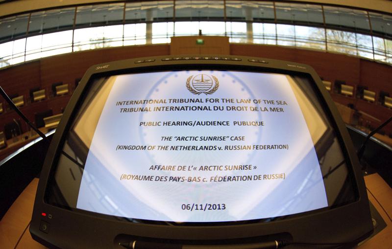 Una pantalla muestra la agenda del Tribunal Internacional del Derecho del Mar (ITLOS) durante la vista oral sobre el rompehielos "Arctic Sunrise", interceptado por Rusia, en Hamburgo (Alemania) hoy, miércoles 6 de noviembre de 2013.